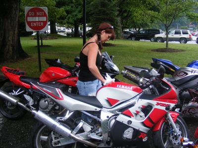 1999 Yamaha R6 w red, white and black paint color scheme