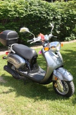 2006 Yamaha Vino 125 (this photo is for example only; please contact seller for pics of the actual motor scooter for sale in this classified)