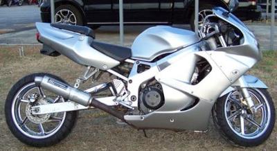 Lowered silver 1998 HONDA CBR 900RR with Yoshimura motorcycle exhaust, polished frame and chrome wheels, 