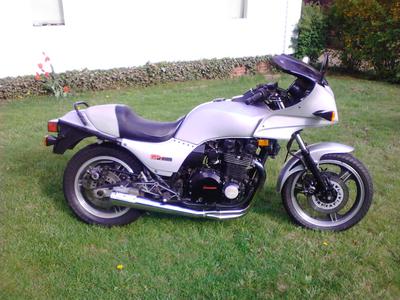 White 1984 Kawasaki Gpz 1100 Motorcycle Street Bike