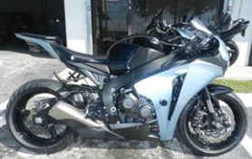 2008 Honda Cbr 600 RR w silver paint color, front and rear racing rotors, Vortex Rearsets, frame sliders and fiber carbon undertail