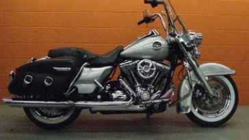 2010 Harley Davidson Road King Classic Brilliant Silver color paint with Pinstripes