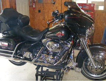 2007 Harley Davidson FLHTCU Ultra Classic w Black and chrome paint color scheme.