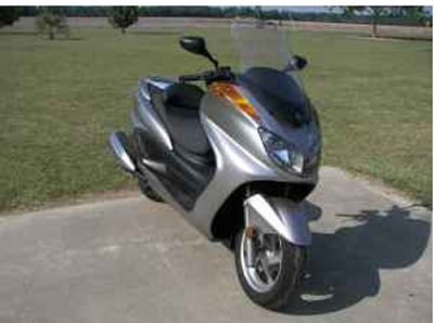 Silver Yamaha scooter  (this photo is for example only; please contact seller for pics of the actual motor scooter for sale in this classified)
